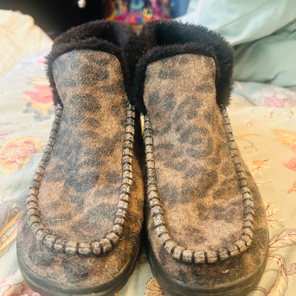 Hey Dude Cozy Leopard Print Slippers boots sz 8
